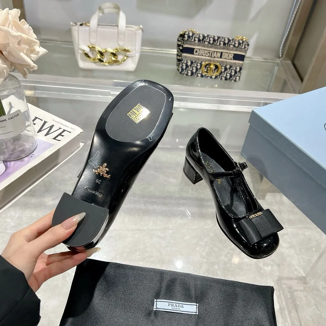 👟👟Ex-factory price 540👟👟 Prada 25ss early spring new model 🌟 Recommended by major bloggers in Xiaohongshu, showing classic charm. Injection-molded leather outsole, imported mixed-breed sheep lining. These velvet-textured pumps combine elegance with modern sophistication, and the delicate bow adds a romantic touch. The upper is decorated with grosgrain bow and metal buckle. Metal letter logo. Decorated with metal letter logo. Velvet texture covered heel with height 4.5cm. Size: 35 to 40 (41 is custom-made and cannot be returned or exchanged)